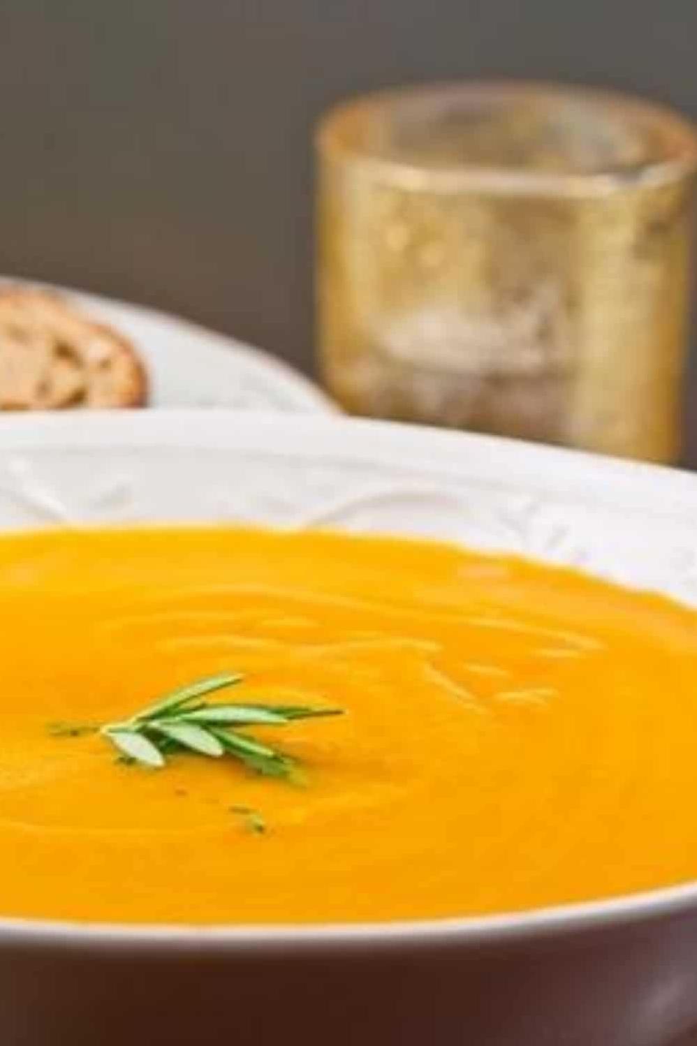  A bowl of comfort: Creamy pumpkin soup with honey and wine