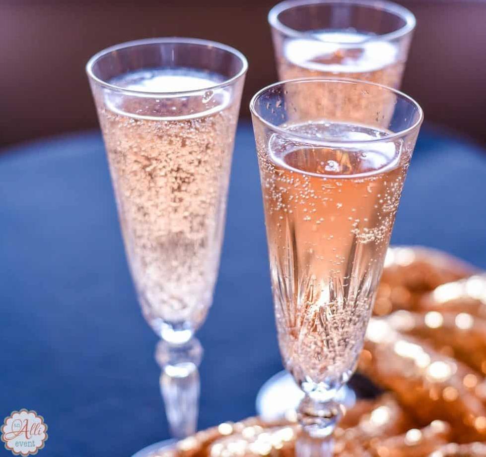  A drink that adds fizz and sparkle to your special occasion like a perfect accessory!