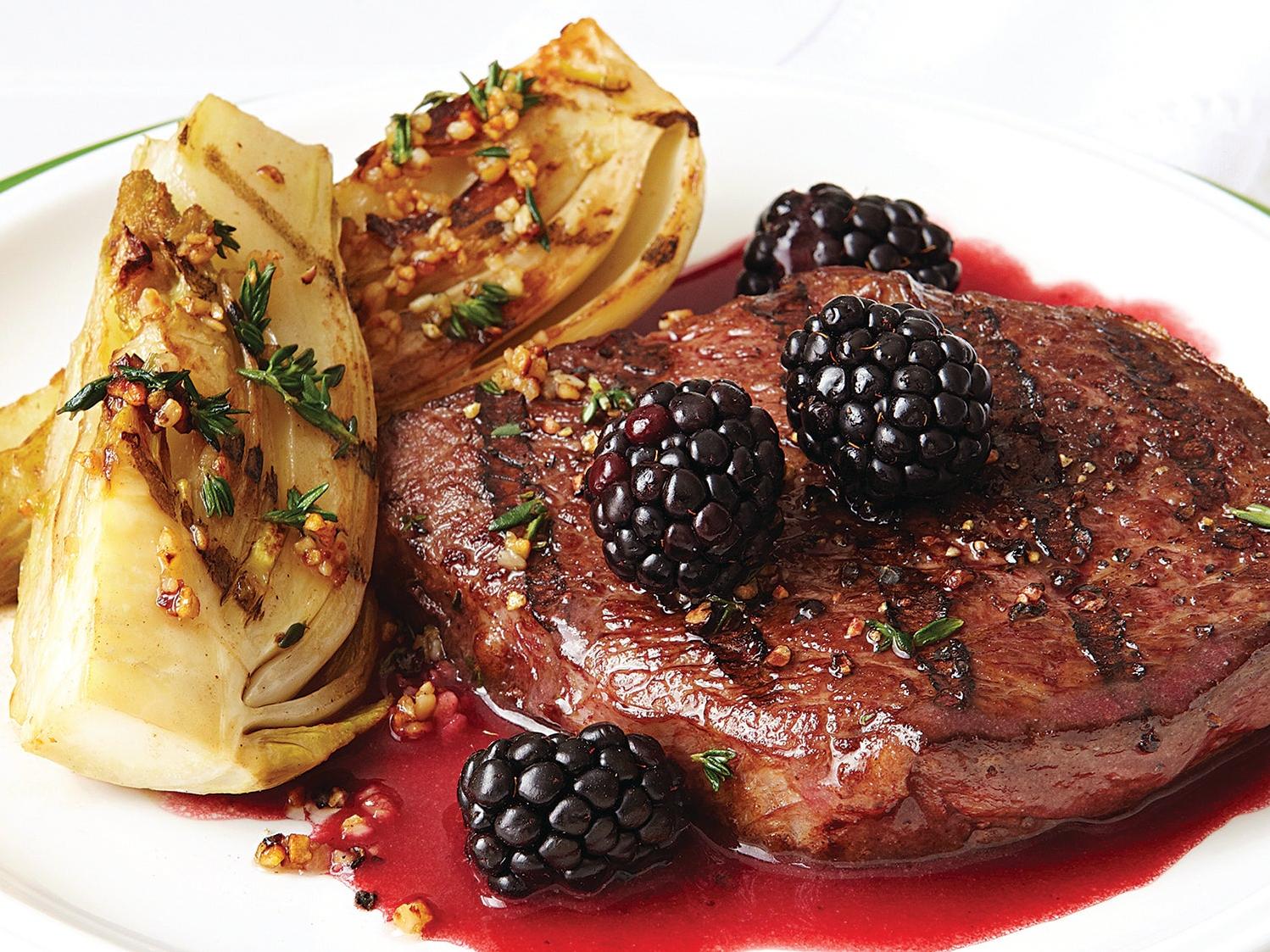  A match made in culinary heaven: juicy steak and fruity sauce