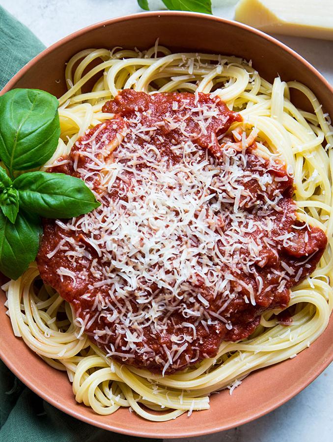  A match made in heaven: spaghetti meets red wine sauce.