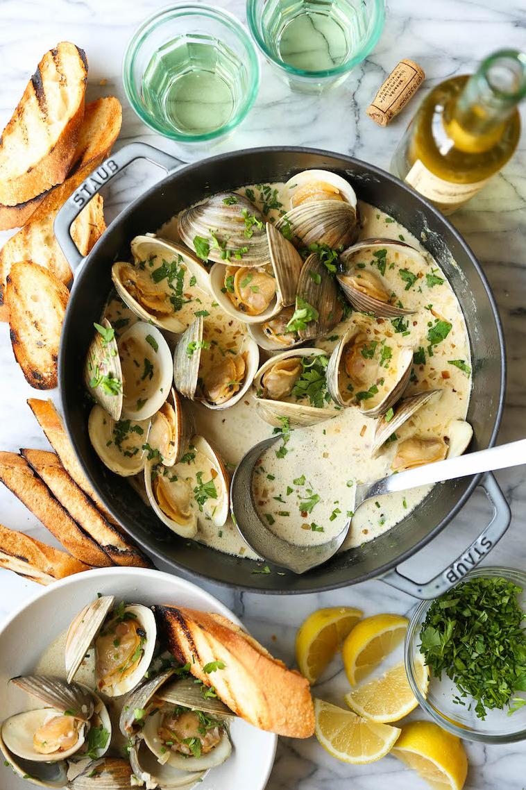  A mouth-watering plate of steaming clams drenched in a flavorful white wine sauce.