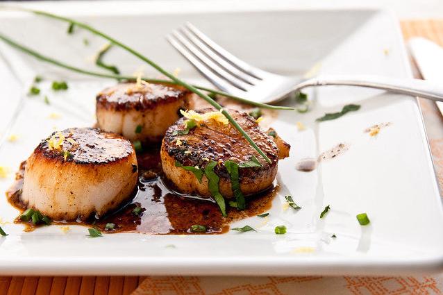  A mouth-watering recipe of caramelized scallops in white wine sauce.