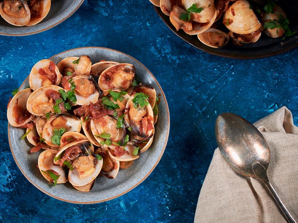  A mouthwatering blend of salty ham and plump clams in a savory parsley sauce.