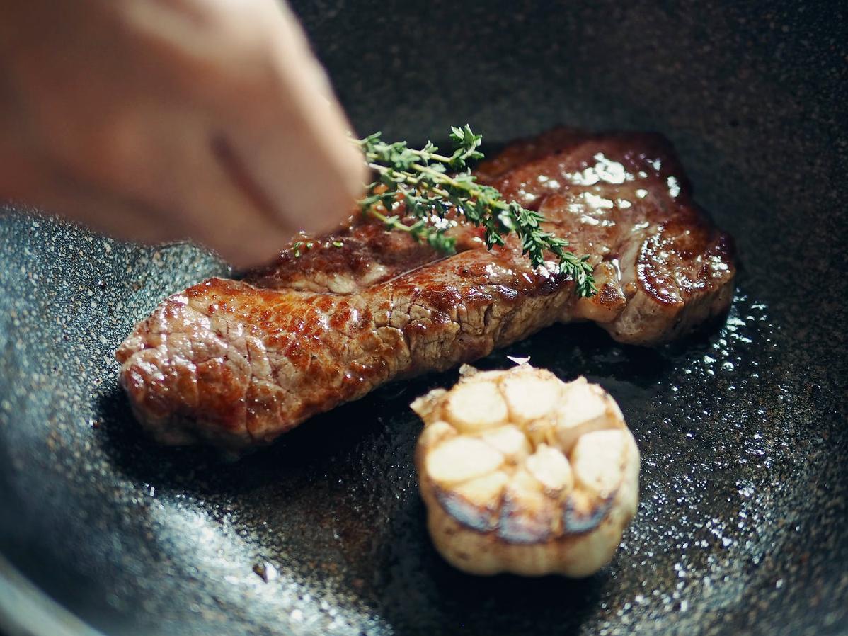  A succulent steak topped with a buttery red wine sauce – perfection!