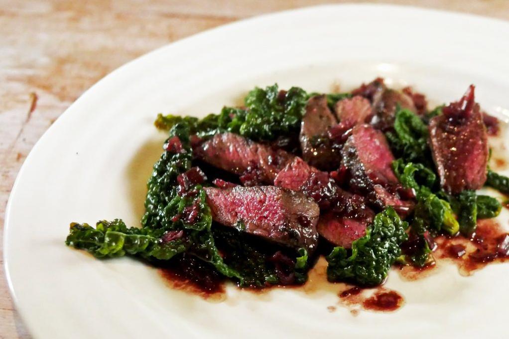  A table-ready masterpiece – venison steak with a reduced wine sauce