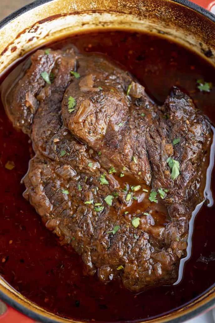  A warm and hearty pot roast with garlic and wine: the perfect comfort food for a chilly evening.
