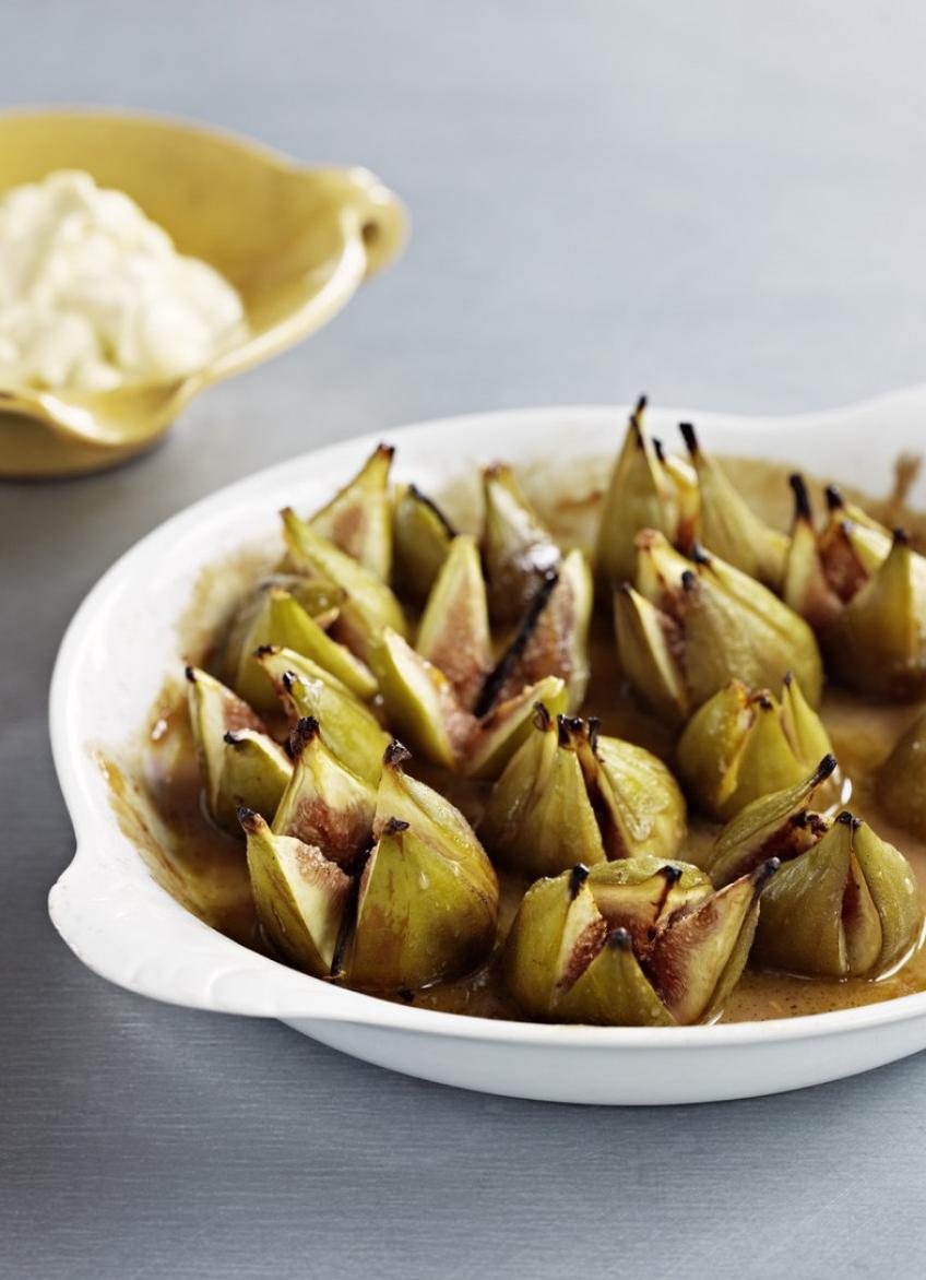  Add a touch of elegance to your dessert game with these baked figs in syrup.