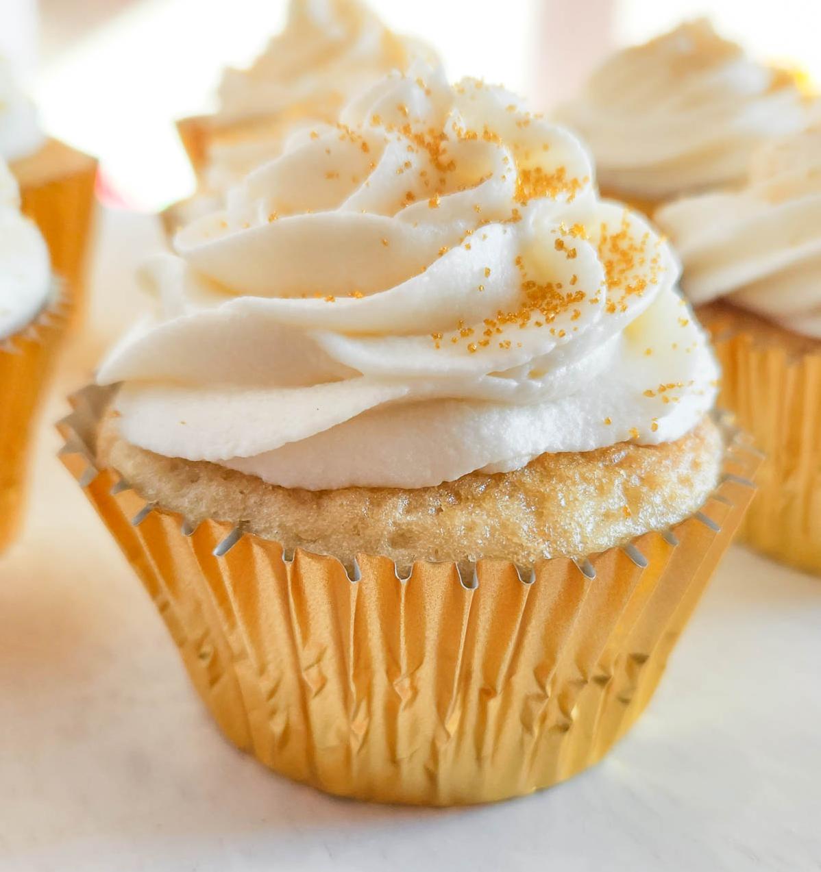  Add some sparkle to your dessert table with these delicious and festive Champagne Cupcakes!