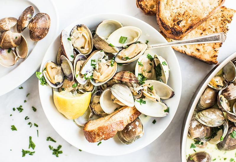  Bring the seaside tastes to your kitchen with a delicious plate of clams in white wine sauce.