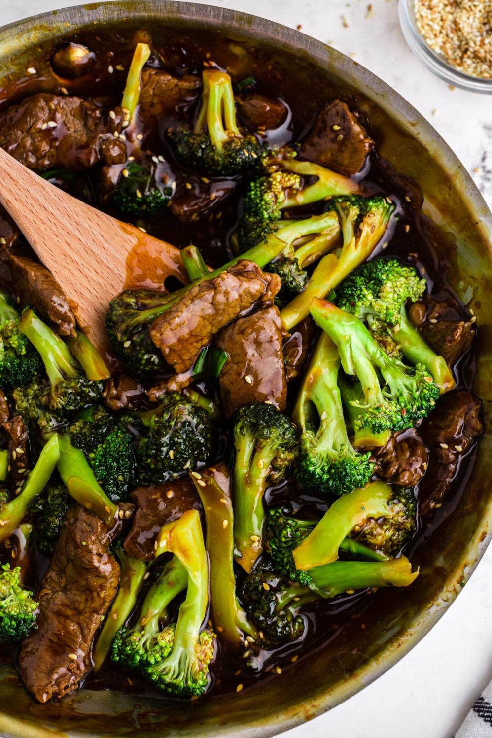  Broccoli, a colorful vegetable to complement the appetizing beef and wine medley.