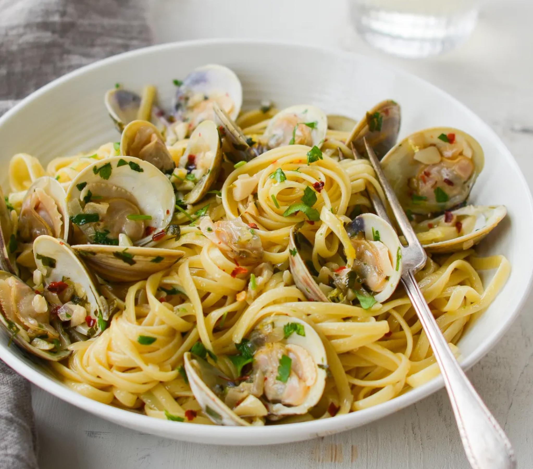  Celebrate the flavors of summer with a delicious bowl of clams in white wine sauce.