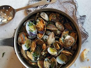 Clams in Wine With Ham & Parsley Sauce