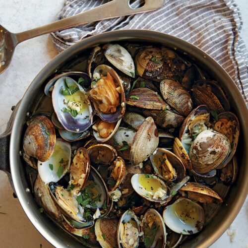 Clams in Wine With Ham & Parsley Sauce