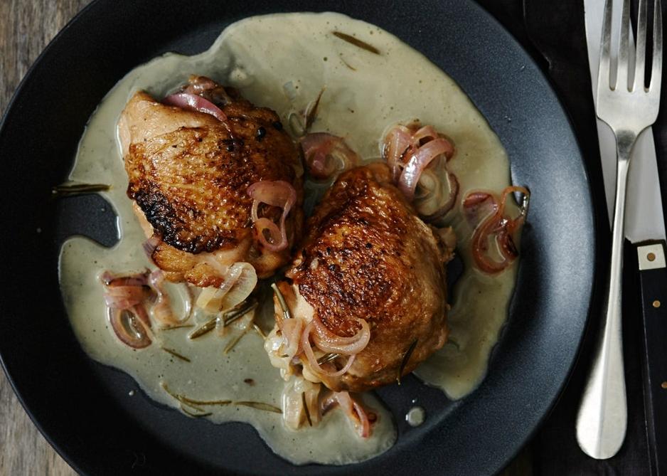  Cozy up to a dish of delicious chicken braised with wine.