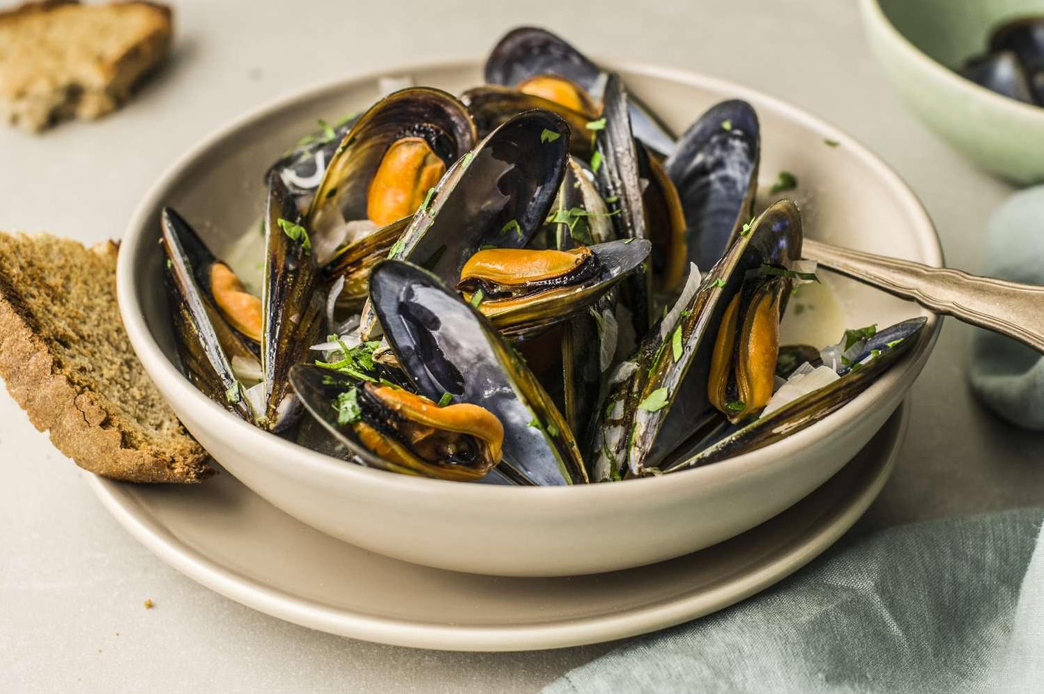  Dive into a bowl of succulent mussels in white wine sauce!