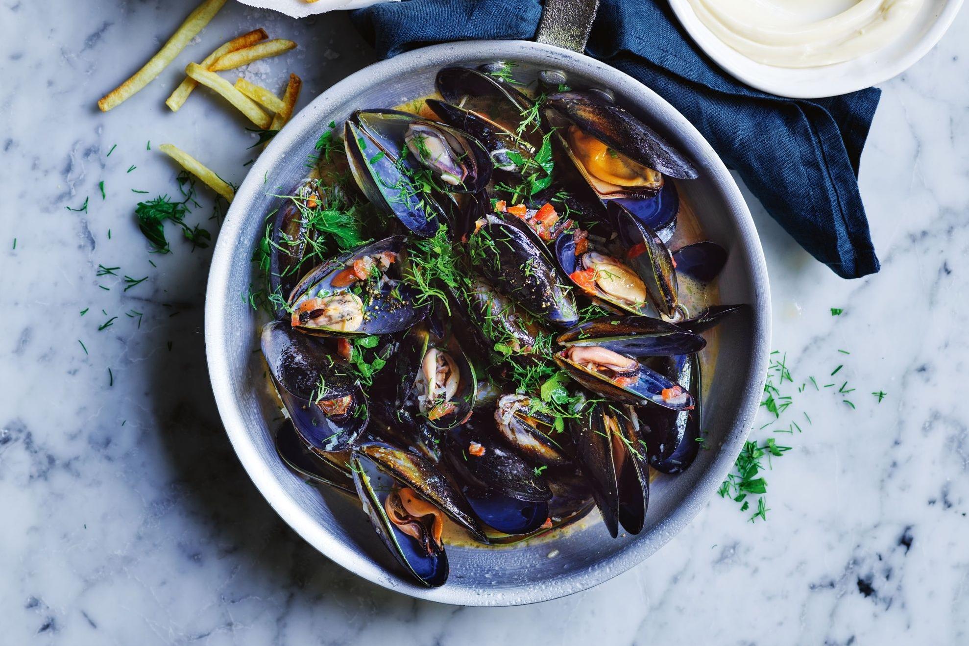  Dive into our mouth-watering mussels with tomato wine broth!
