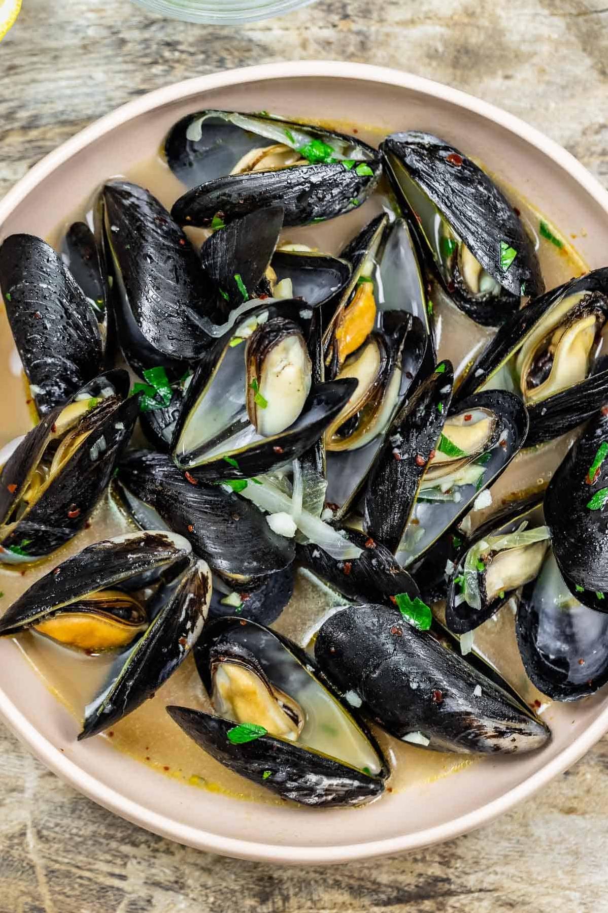  Dive into this delicious bowl of steamed mussels in white wine!