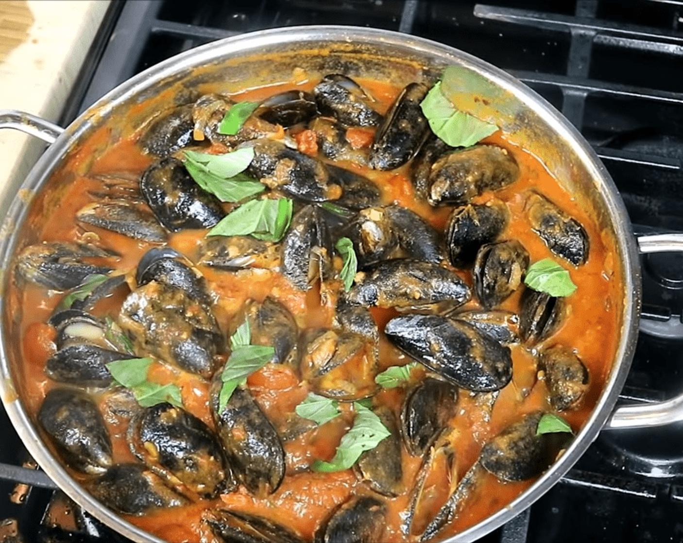  Dive into this scrumptious spiced mussels in white wine recipe!