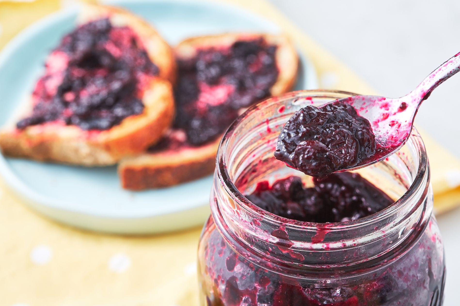  Drizzle some blueberry wine jam over your favorite ice cream for a fruity dessert.