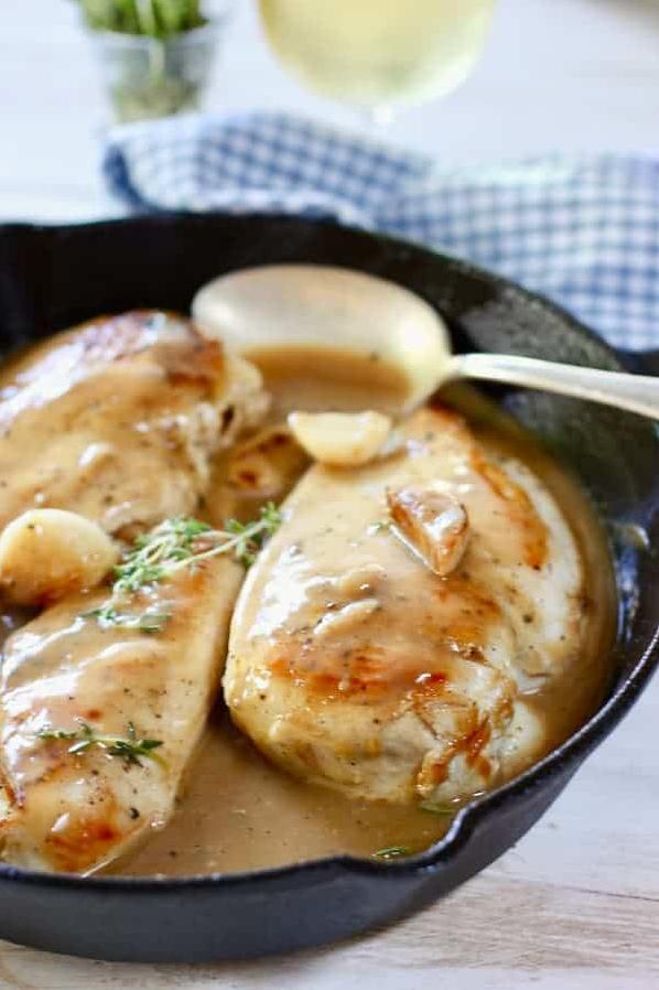  Enjoy the tender texture of chicken breast dripping with a rich and savory wine sauce.
