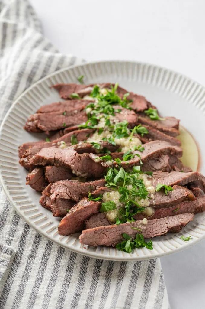 Mouth-Watering Flank Steak Recipe with Garlic Wine Sauce!