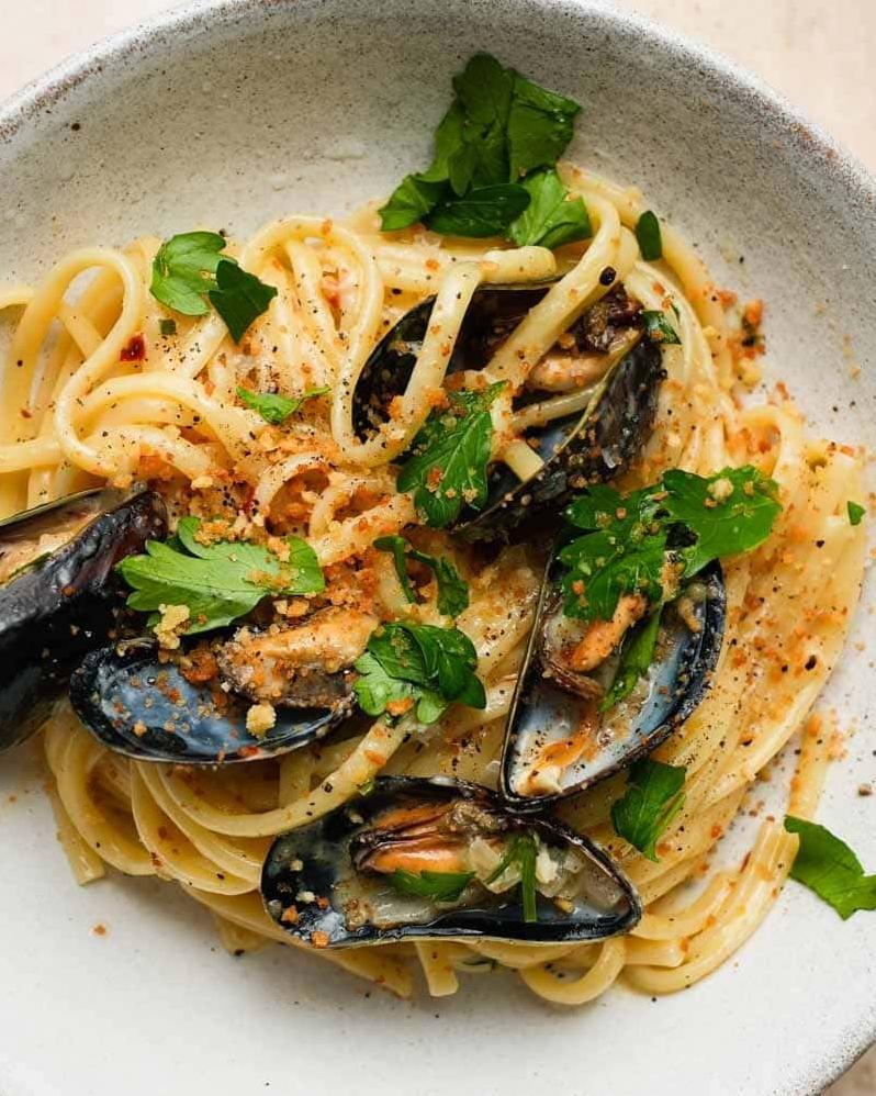  Get a taste of the ocean with this delicious spaghetti and mussel recipe.