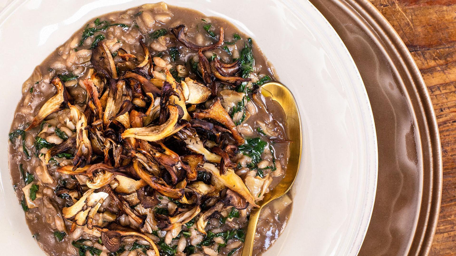  Get ready for a flavorful adventure with our mushroom and red wine risotto recipe!