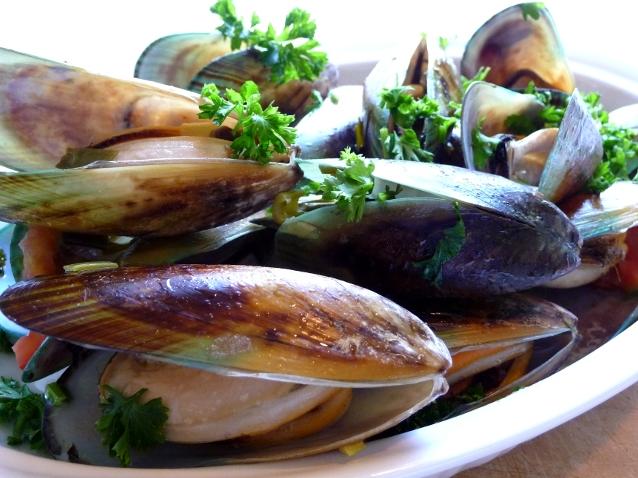  Get ready to bring a taste of Spain into your kitchen with this delicious mussels recipe.