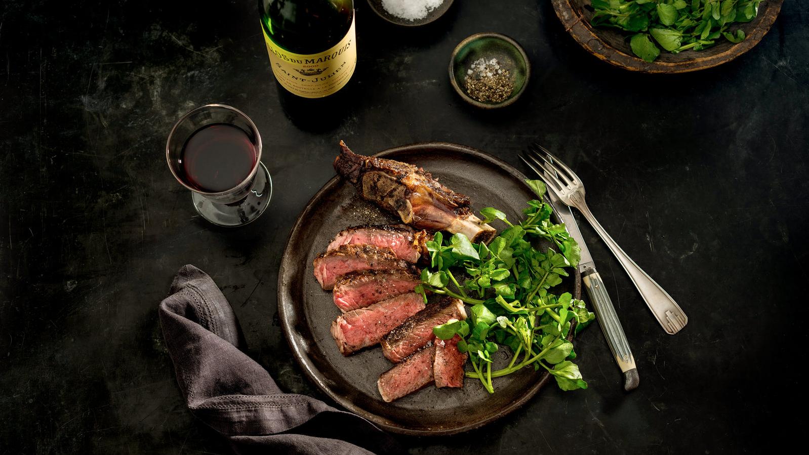  Get ready to savor the deliciousness of steak with curry and red wine sauce!