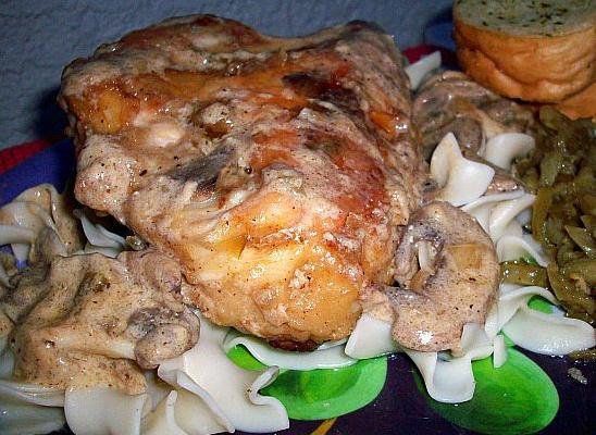  If you're looking for a dish with a little kick, don't miss out on this New Orleans wine sauce chicken.