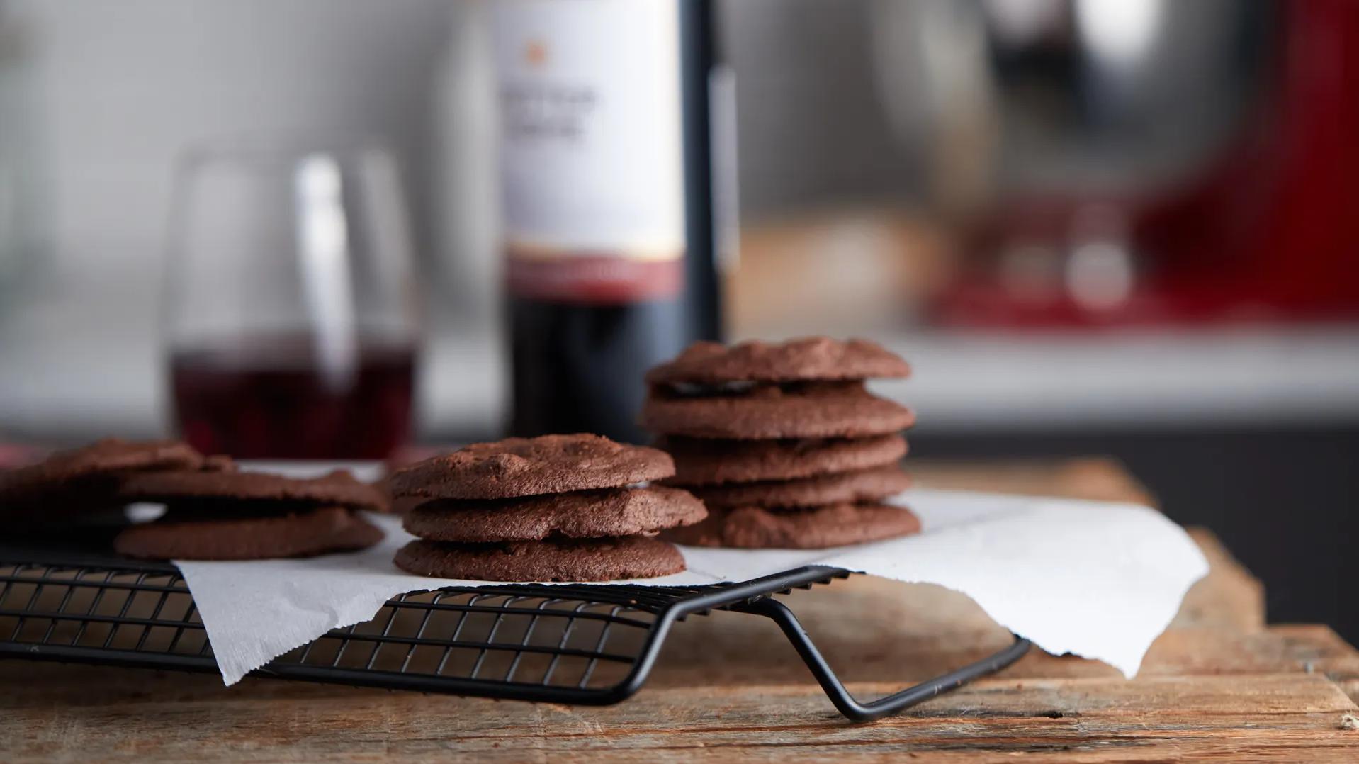  Indulge in a luxurious treat with a twist of red wine flavor 🍷🍪