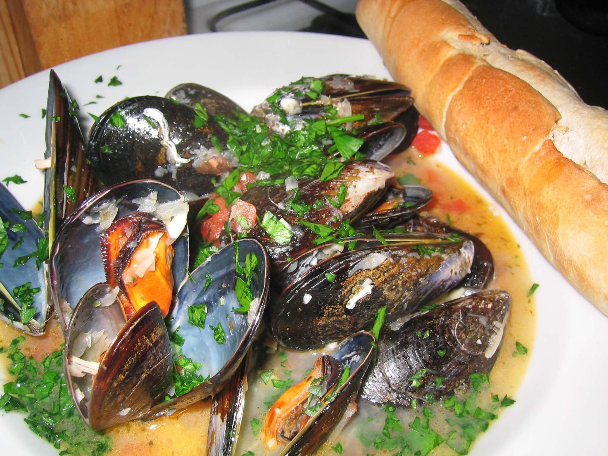  It's hard to resist these plump and juicy mussels, perfectly cooked and bathed in a deliciously fragrant sauce.