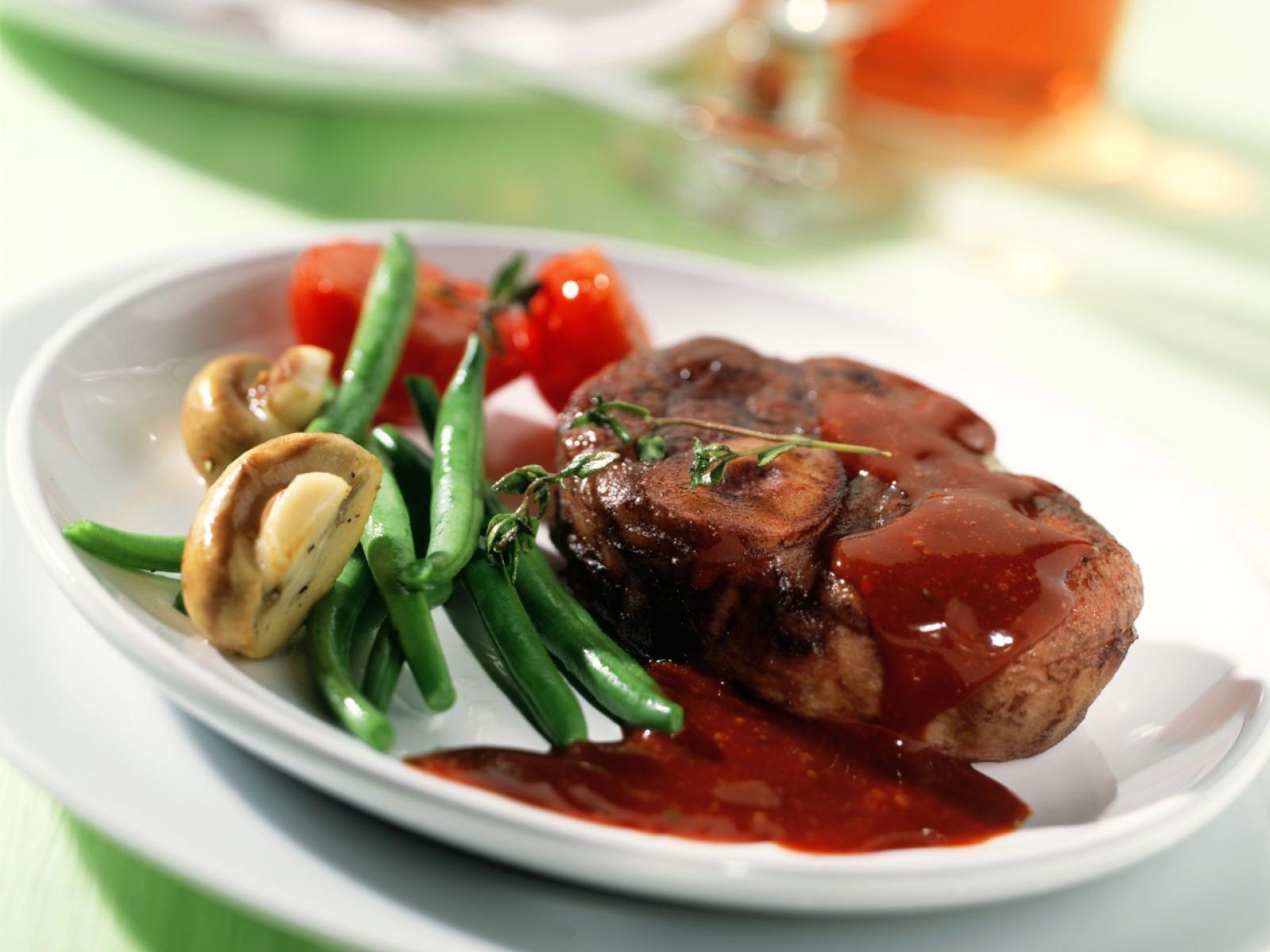  Juicy and tender veal cutlets bathed in a robust red wine sauce.