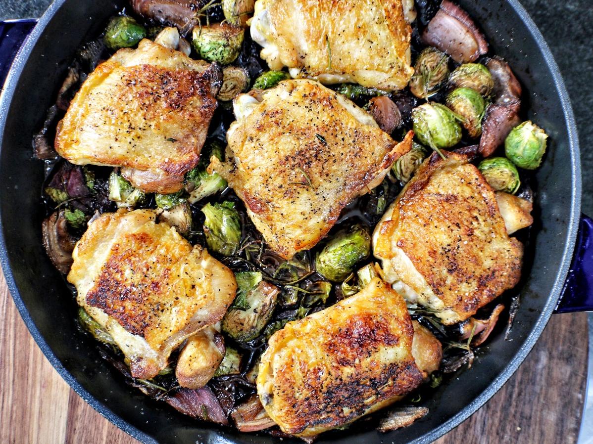  Juicy chicken thighs bathed in a flavorful red wine sauce? Yes, please!