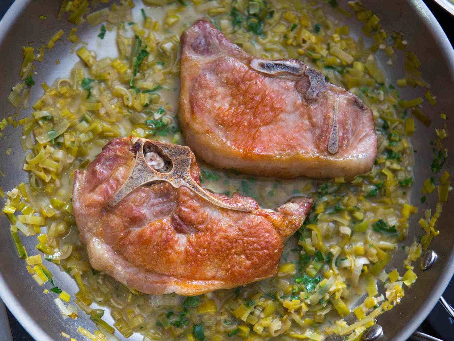 Juicy pork chops smothered in a flavorful pan sauce? Yes, please!