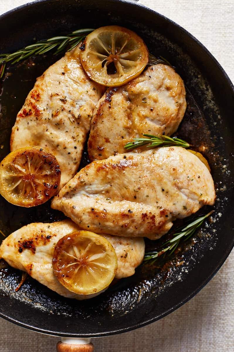  Make a fancy dinner at home with this easy-to-follow lemon pepper chicken recipe. 🏠