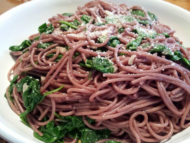  Make your dinner special with a plate of red-wine spaghetti, perfect for those romantic dates.