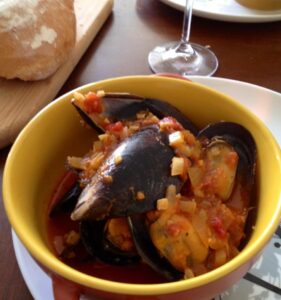 Mussels in Garlic, Tomato and White Wine