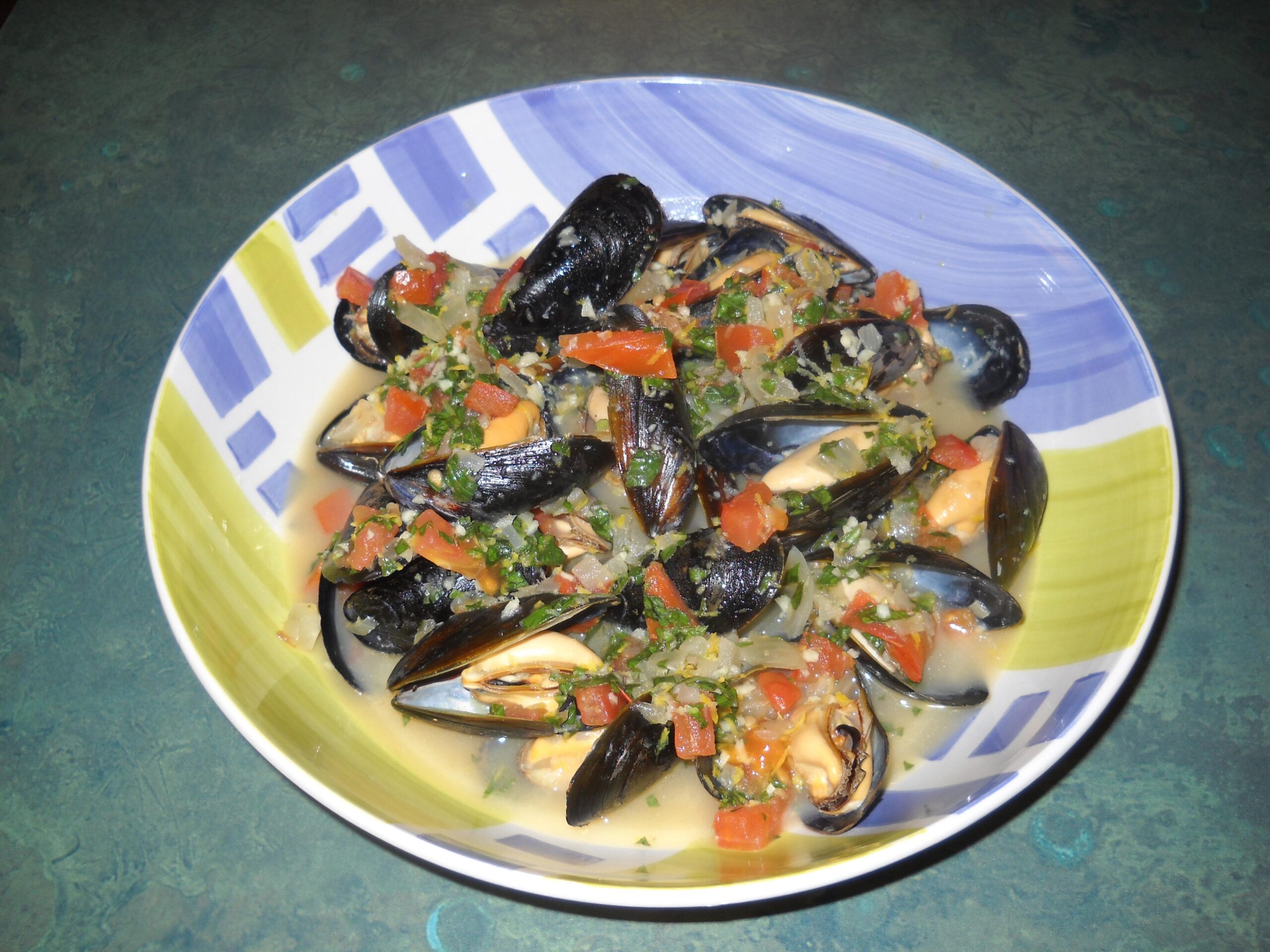 Mussels in Tomato-Basil Wine Sauce