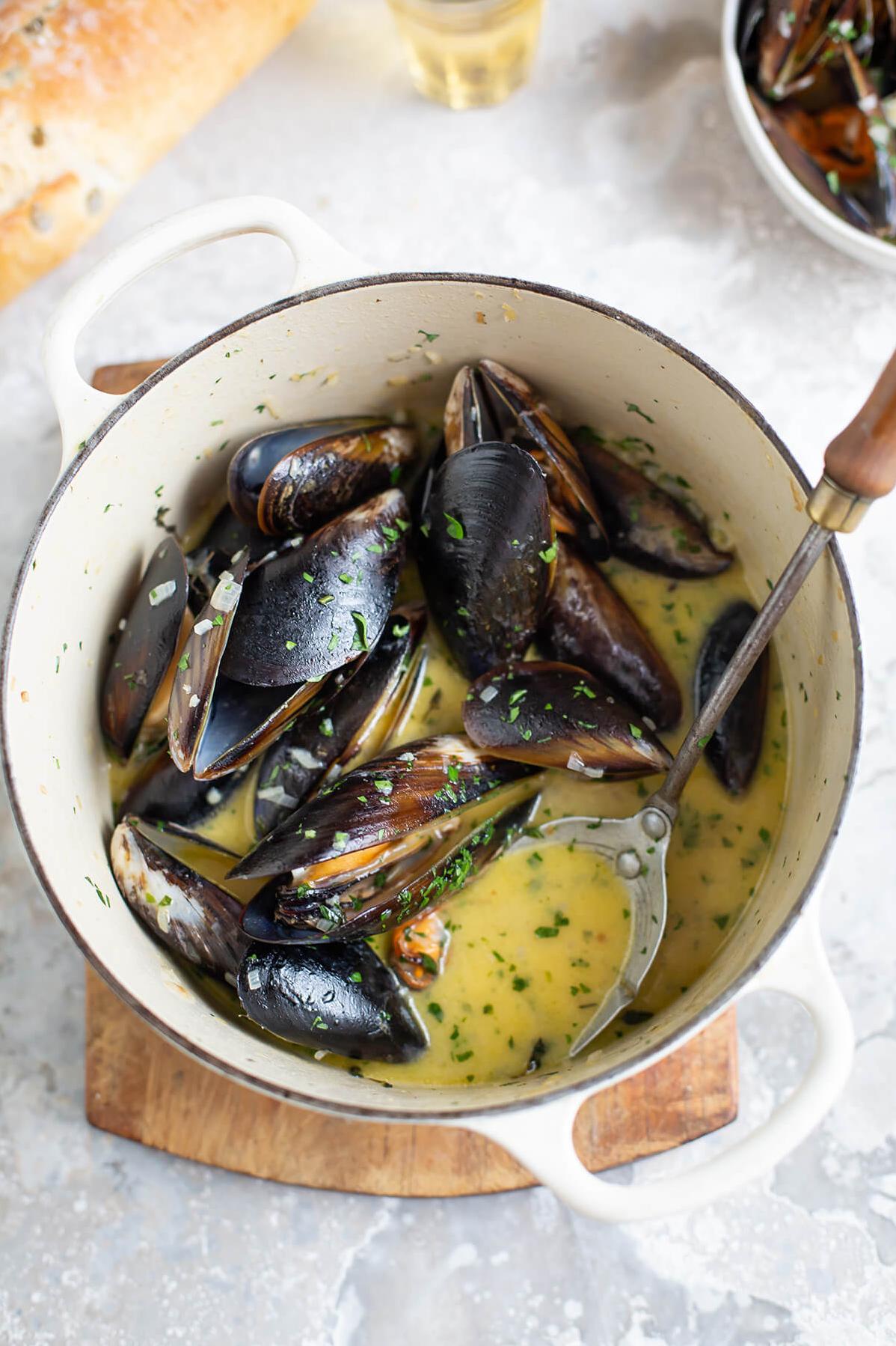  Mussels in wine and cream: the perfect combination of flavors
