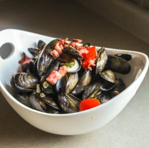 Mussels With Bacon and White Wine