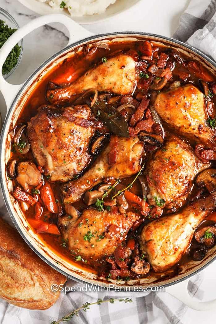  One pan is all you need for this delicious chicken in red wine sauce!