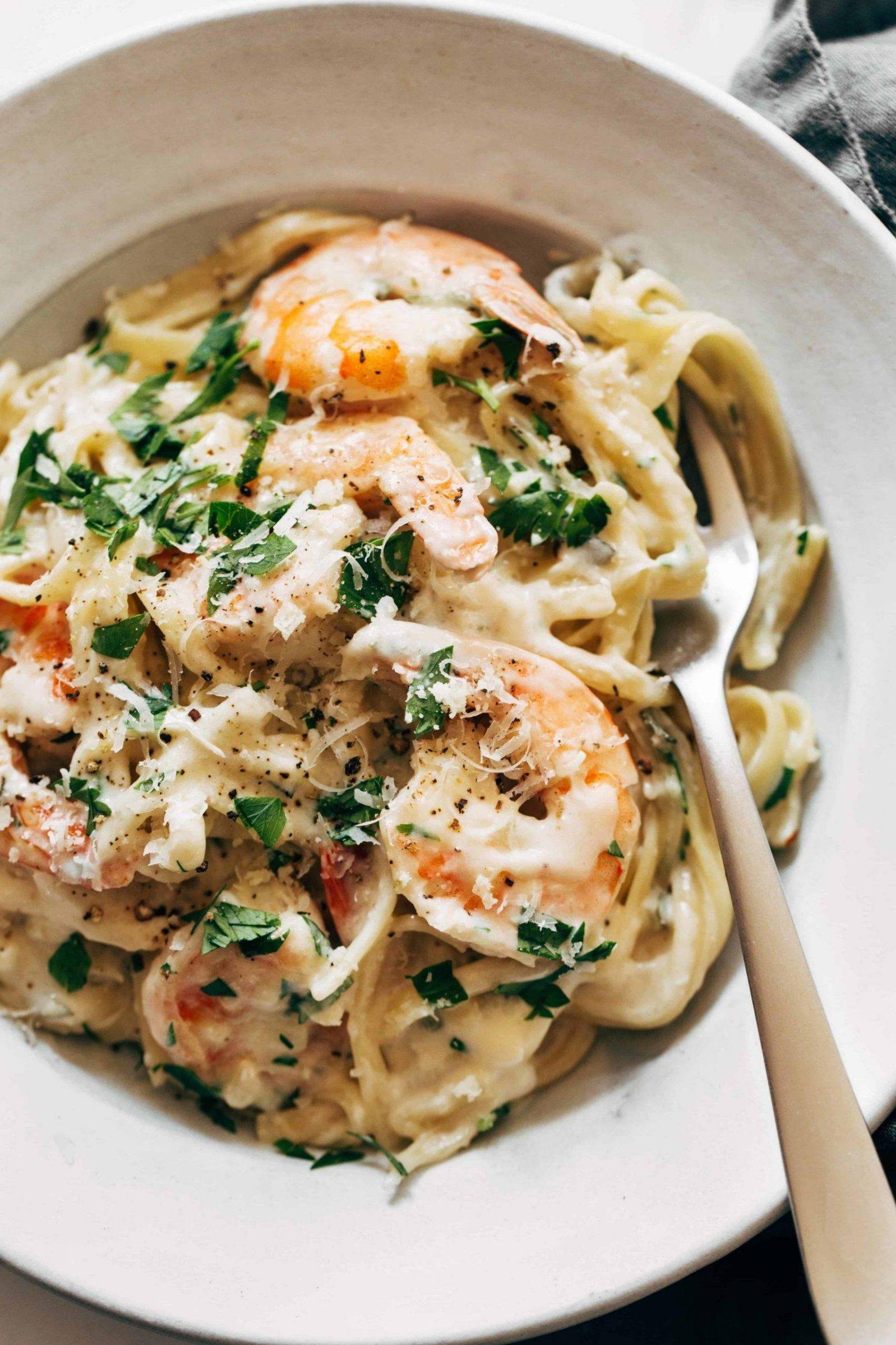  Perfectly cooked shrimp bathed in flavorful white wine sauce