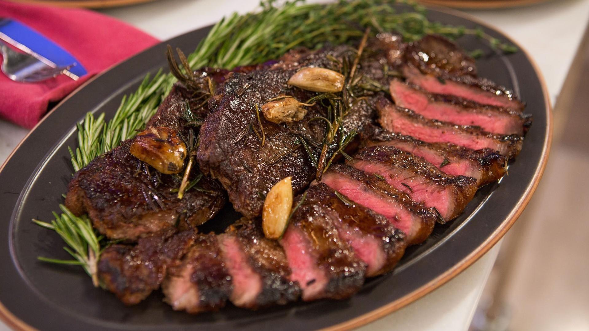  Perfectly cooked steak with a burst of flavor in each bite