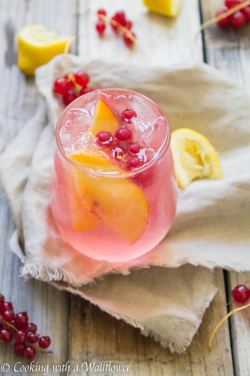  Ready to wow your guests? This White Zinfandel Sangria is the perfect crowd-pleaser 🍷👥