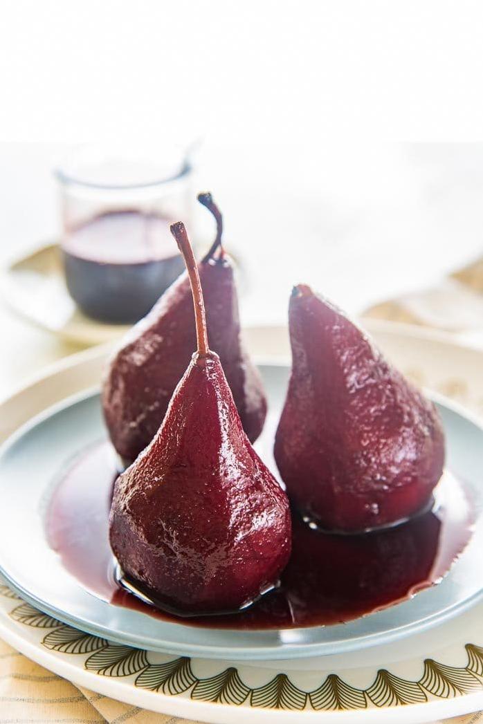  Red wine, warm spices, and sweet pears make a perfect pairing