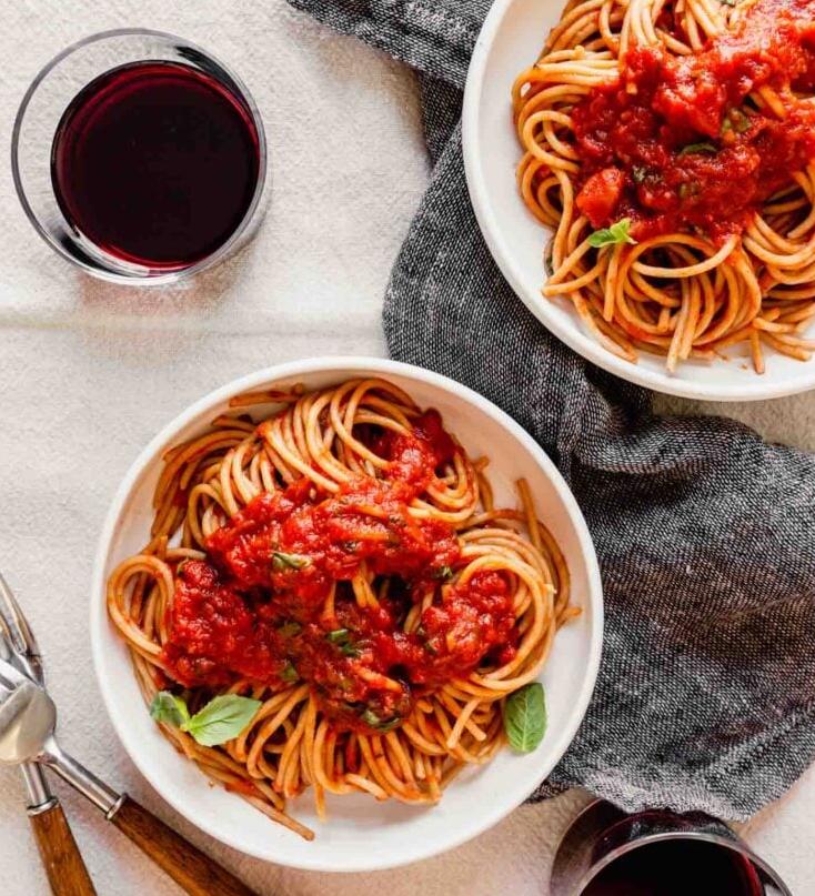  Satisfy your cravings with this luscious red wine sauce spaghetti.