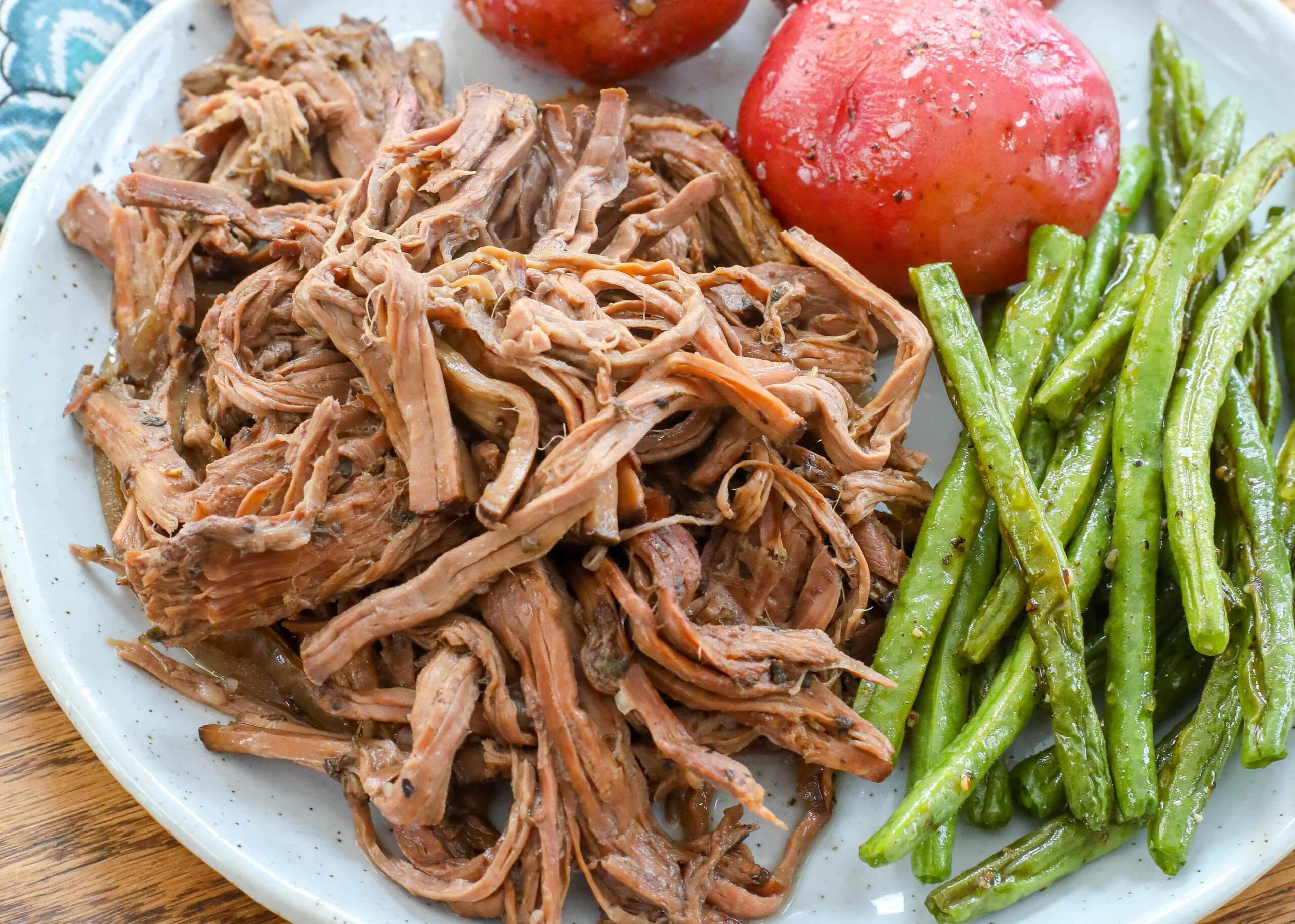  Satisfy your cravings with this mouthwatering slow cooker Italian red wine roast beef!