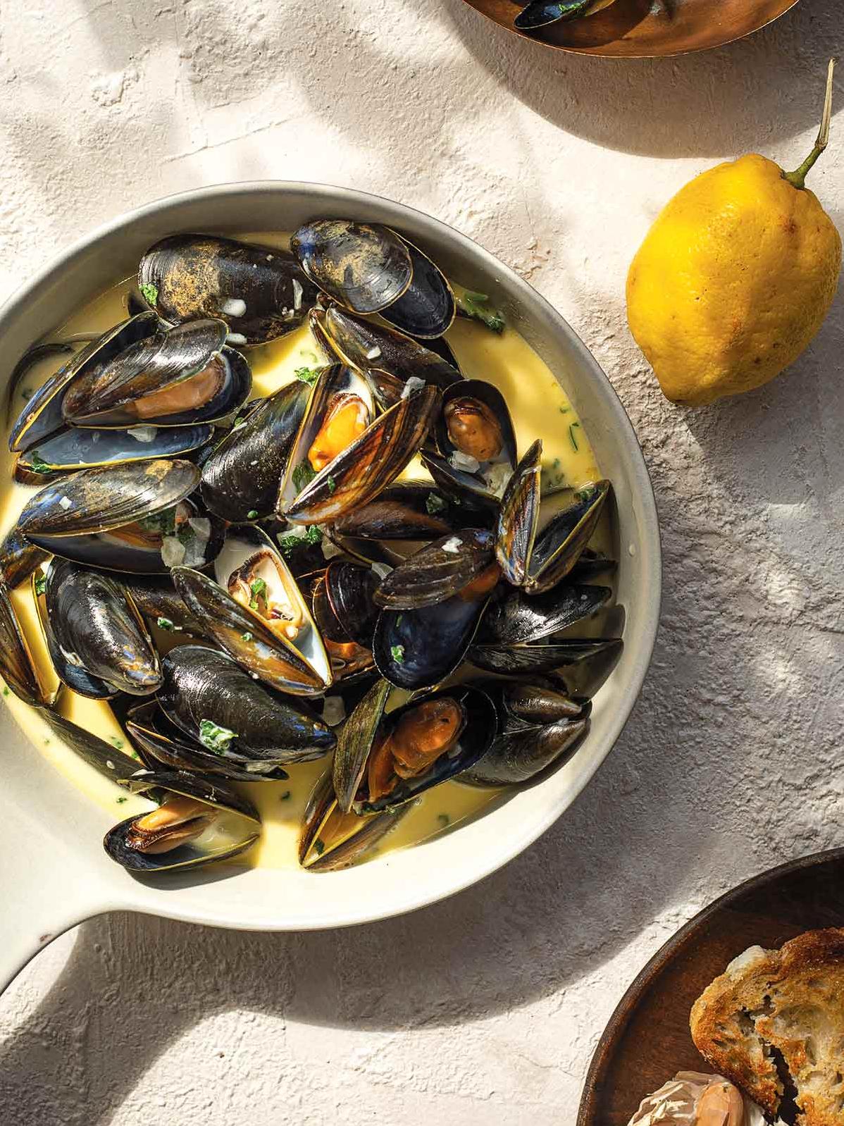 Savor the fresh and aromatic fragrance of white wine-infused mussels!