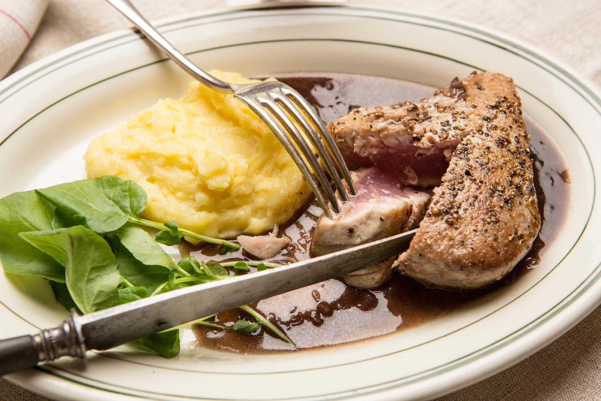  Seafood lovers, this red wine vinaigrette tuna steaks recipe is perfect for you!